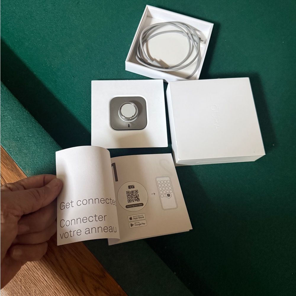 Oura Ring 4 Smart Ring Activity Tracker, in sliver color,in the box never use - Picture 9 of 9